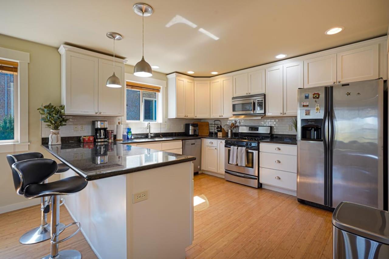 Stylish North Seattle Townhouse- Dual Master Suites Экстерьер фото
