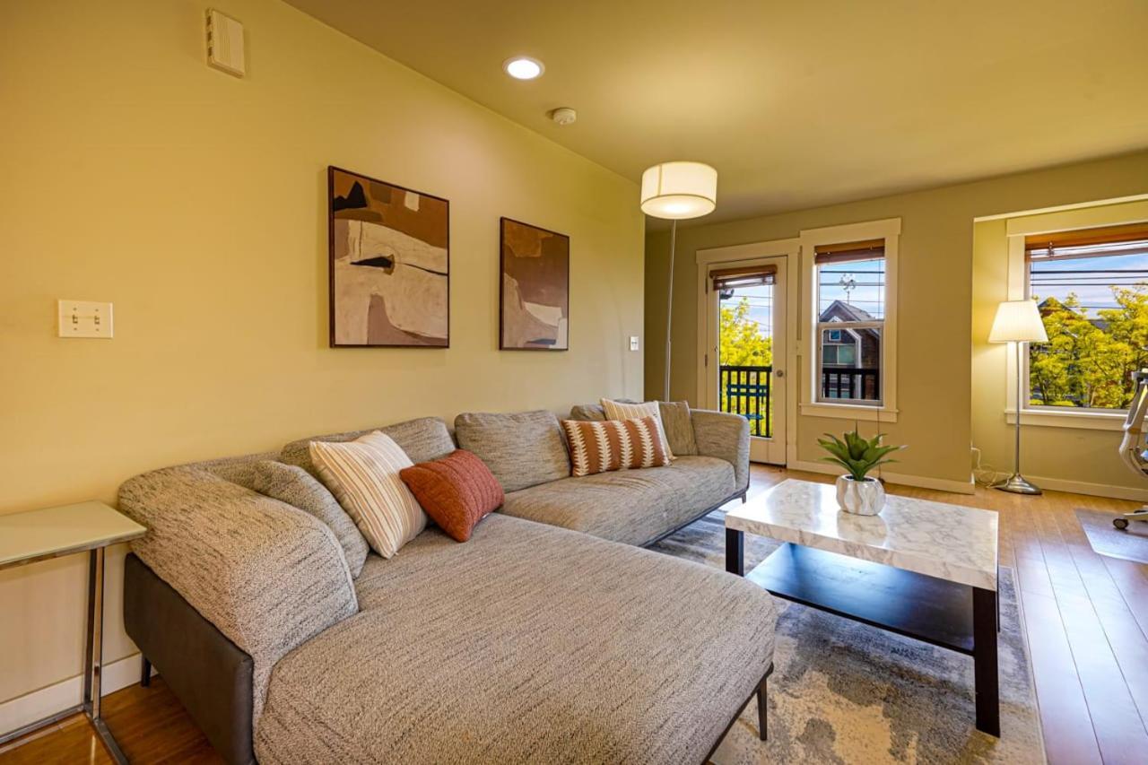 Stylish North Seattle Townhouse- Dual Master Suites Экстерьер фото